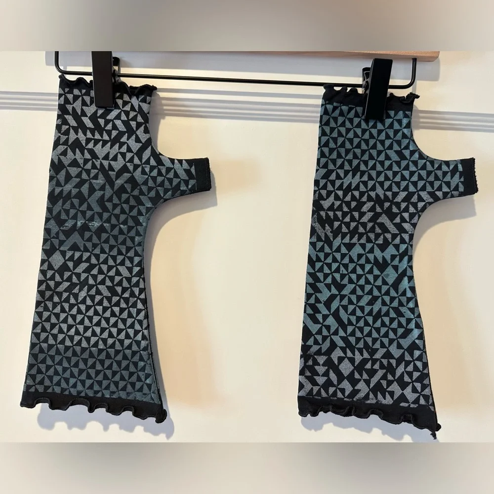 Blue Fish Fingerless Gloves - NEW! - Picture 1 of 5